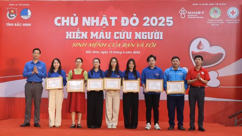 Ban Tổ chức tuyên dương các cá nhân có thành tích trong tuyên truyền, vận động hiến máu tình nguyện.