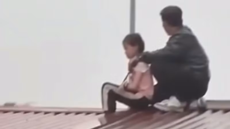 Đối tượng khống chế, bắt cháu bé làm con tin. 