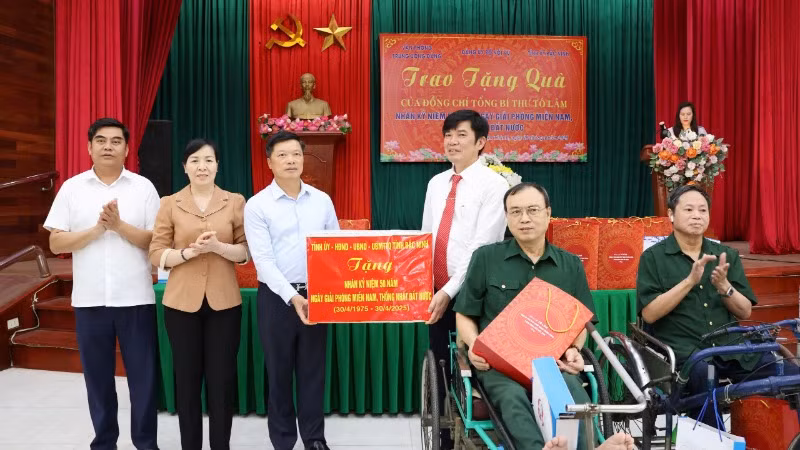 Tỉnh Bắc Ninh trao tặng quà Trung tâm Điều dưỡng Thương binh Thuận Thành.