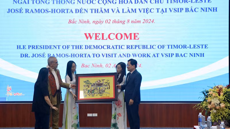 Bí thư Tỉnh ủy Nguyễn Anh Tuấn trao tặng và giới thiệu với Tổng thống Timor Leste José Ramos-Horta về tranh dân gian Đông Hồ.