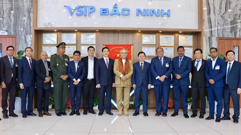 Tổng thống Timor Leste José Ramos-Horta và Phái đoàn chụp ảnh lưu niệm cùng lãnh đạo tỉnh Bắc Ninh.