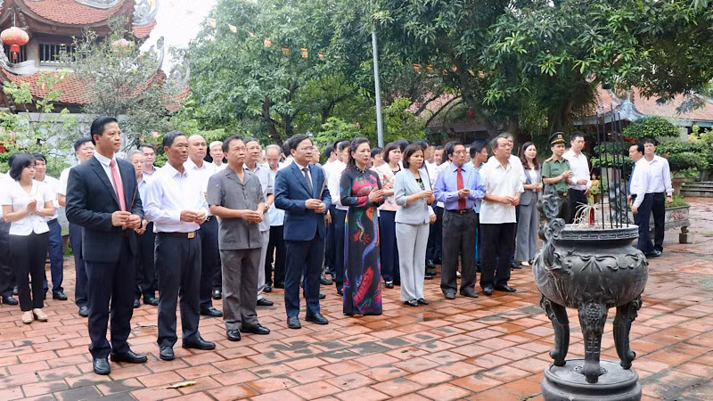 Các đại biểu dâng hương tại chùa Hồng Ân, núi Lim, huyện Tiên Du.