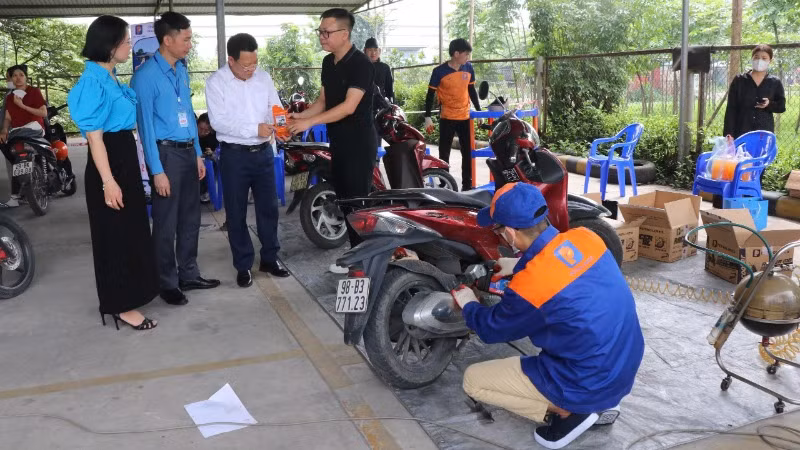 Hỗ trợ thay dầu xe miễn phí cho người lao động.