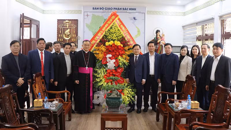 Đoàn đại biểu tỉnh Bắc Ninh tới thăm, chúc mừng Tòa Giám mục Bắc Ninh dịp Lễ Giáng sinh 2024.