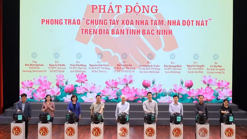 Các đại biểu nhấn nút phát động phong trào "Chung tay xóa nhà tạm, nhà dột nát" trên địa bàn tỉnh Bắc Ninh.