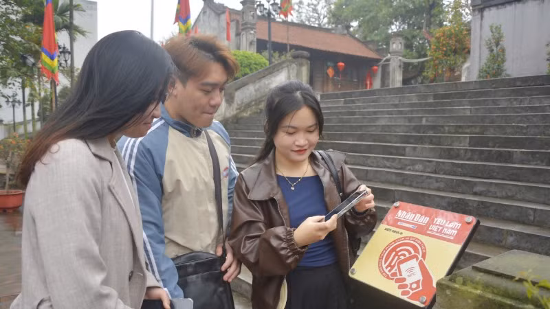 Các bạn trẻ trải nghiệm tương tác cùng "Yêu lắm Việt Nam" tại Văn Miếu Bắc Ninh.