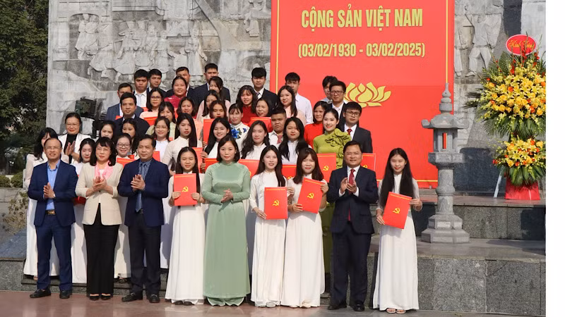 Các đảng viên mới vinh dự được trao Quyết định kết nạp đảng viên đúng dịp kỷ niệm 95 năm Ngày thành lập Đảng.