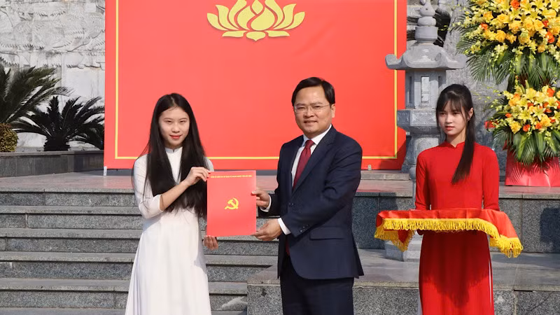 Đồng chí Nguyễn Anh Tuấn, Ủy viên Trung ương Đảng, Bí thư Tỉnh ủy Bắc Ninh trao Quyết định kết nạp đảng viên mới.