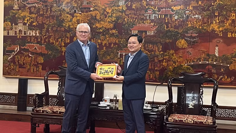 Bí thư Tỉnh ủy Bắc Ninh trao quà lưu niệm tặng Ngài Chủ tịch Hiệp hội Công nghiệp Bán dẫn Hoa Kỳ.