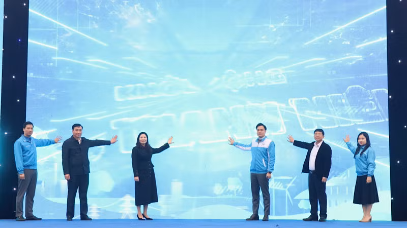 Các đại biểu bấm nút phát động Tháng Thanh niên 2025.