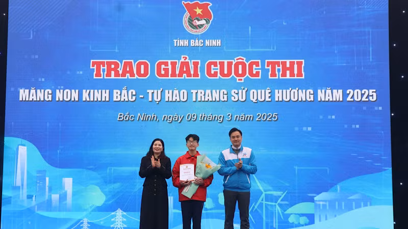 Trao giải cuộc thi Măng non Kinh Bắc-Tự hào trang sử quê hương. Trao giải cuộc thi Măng non Kinh Bắc-Tự hào trang sử quê hương.