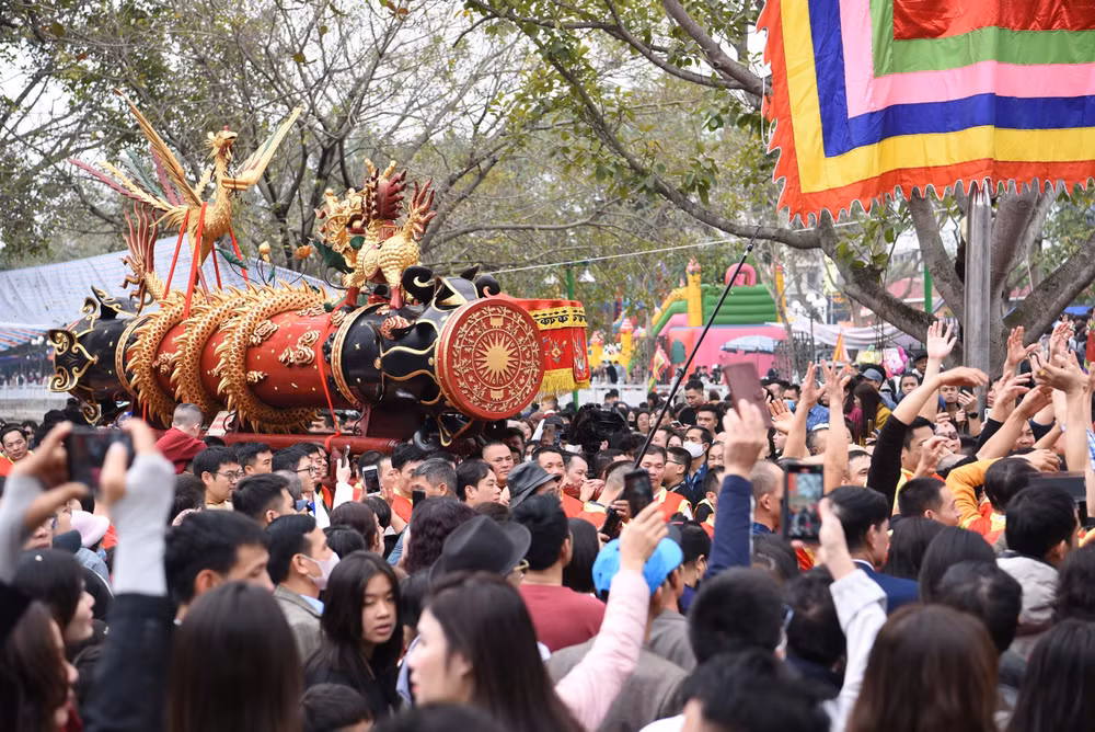 Những quả pháo được rước ra đình trong sự hân hoan của du khách và người dân địa phương. Những quả pháo được rước ra đình trong sự hân hoan của du khách và người dân địa phương.