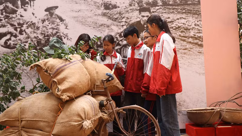 Học sinh Bắc Ninh hào hứng khám phá, tìm hiểu các hiện vật được trưng bày.