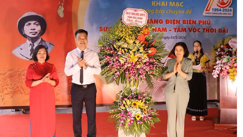 Chủ tịch Ủy ban nhân dân tỉnh Bắc Ninh (ngoài cùng bên phải) thay mặt lãnh đạo tỉnh tặng hoa chúc mừng.