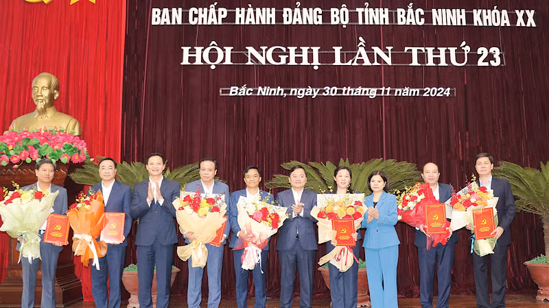 Thường trực Tỉnh ủy Bắc Ninh tặng hoa chúc mừng các đồng chí vừa được Ban Bí thư chỉ định tham gia Ban Chấp hành Đảng bộ tỉnh Bắc Ninh nhiệm kỳ 2020-2025.