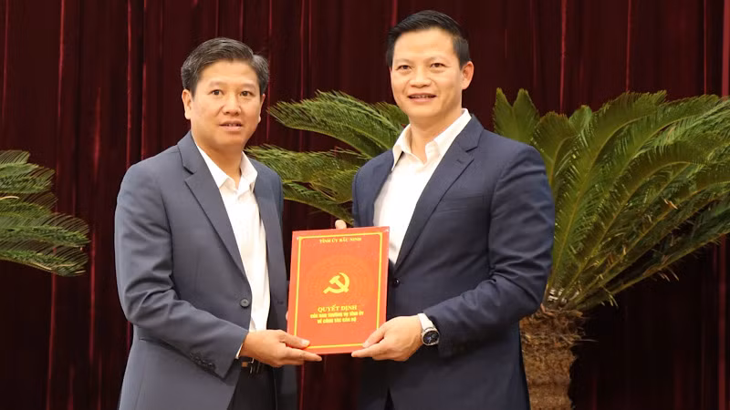 Đồng chí Vương Quốc Tuấn, Phó Bí thư Tỉnh ủy, Chủ tịch Ủy ban nhân dân tỉnh thừa ủy quyền, trao quyết định của Ban Bí thư chỉ định tham gia Ban Chấp hành Đảng bộ tỉnh Bắc Ninh.