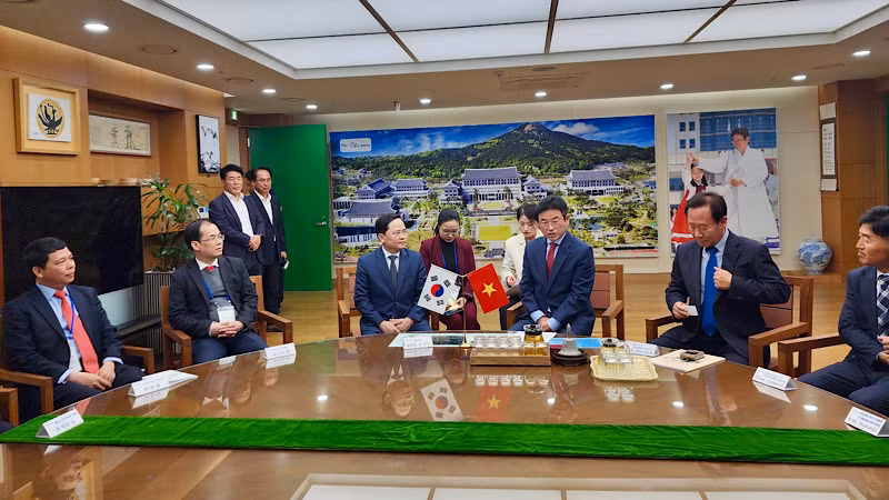 Đoàn công tác của tỉnh Bắc Ninh do đồng chí Bí thư Tỉnh ủy làm Trưởng đoàn đang có chuyến thăm, làm việc tại Hàn Quốc.