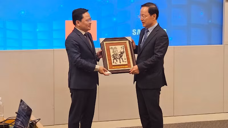 Những món quà đậm nét văn hóa truyền thống Kinh Bắc được lãnh đạo tỉnh gửi tặng các đối tác.