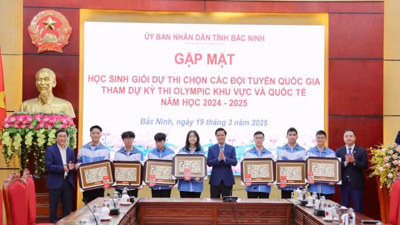 Em Thanh Xuân và các bạn trong đội tuyển tham dự cuộc gặp mặt do tỉnh tổ chức trước kỳ thi.