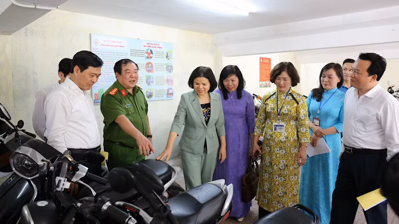 Các đại biểu tham quan mô hình thí điểm nhà để xe