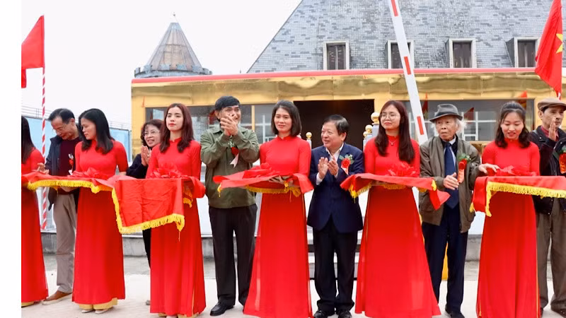 Cắt băng khánh thành đường mẫu đường sắt trên cao và đường cao tốc trên cao.