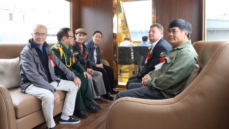 Các đại biểu trải nghiệm tàu điện vàng trên cao.