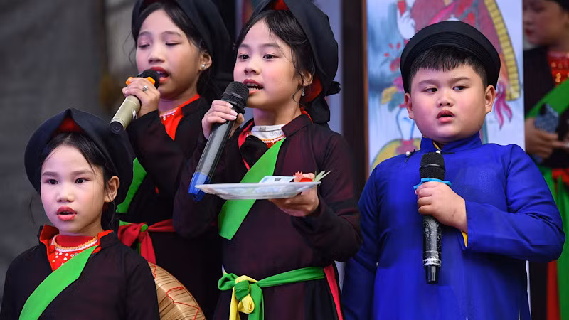 Các thành viên câu lạc bộ Quan họ măng non tham gia hội Lim năm 2023.