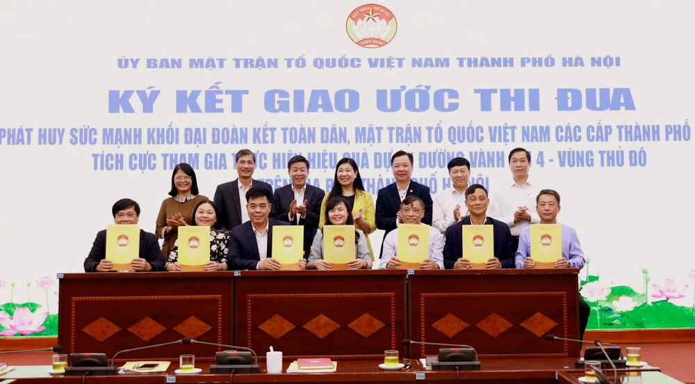 Đại diện Mặt trận Tổ quốc 7 quận, huyện của thành phố Hà Nội có Dự án đường Vành đai 4 đi qua, ký giao ước thi đua.