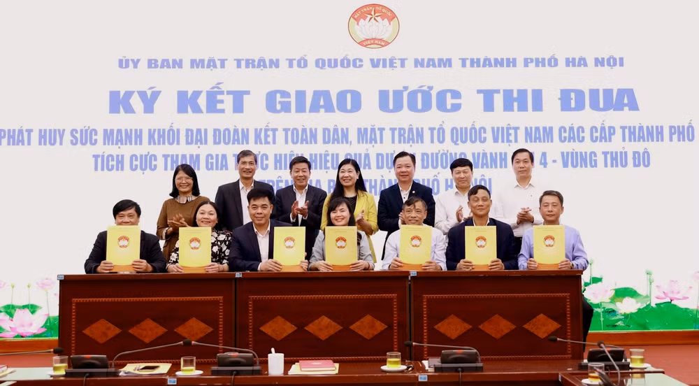 Đại diện Mặt trận Tổ quốc 7 quận, huyện của thành phố Hà Nội có Dự án đường Vành đai 4 đi qua, ký giao ước thi đua.