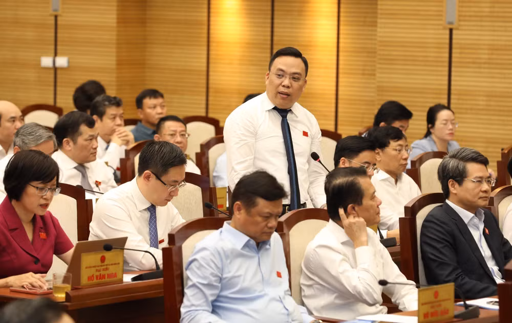 Đại biểu Hội đồng nhân dân thành phố đặt câu hỏi chất vấn. (Ảnh: DUY LINH)