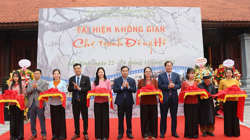 Các đại biểu cắt băng khai mạc tái hiện không gian Chợ tranh Đông Hồ.