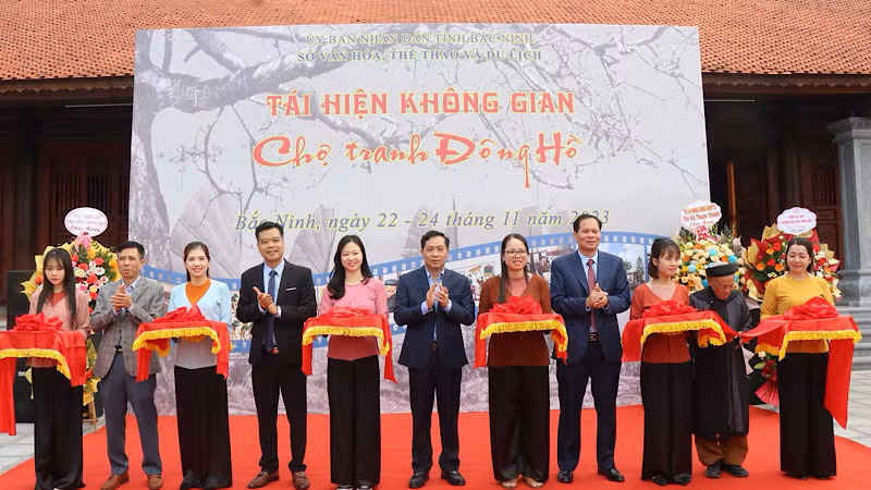 Các đại biểu cắt băng khai mạc tái hiện không gian Chợ tranh Đông Hồ.