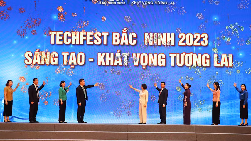 Các đại biểu thực hiện nghi thức khai mạc Ngày hội.