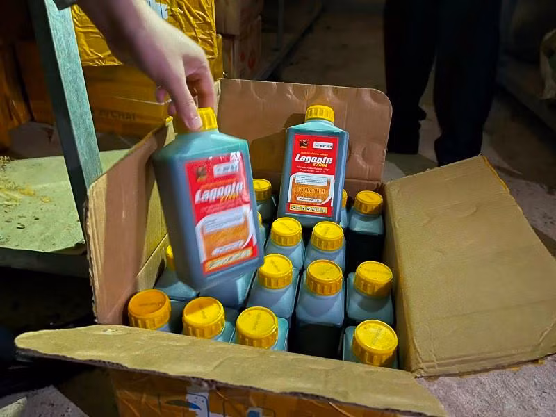 Một thùng thuốc bảo vệ thực vật ngoài danh mục được đóng gói cẩn thận và vận chuyển bằng xe khách được các cơ quan chức năng phát hiện thu giữ.