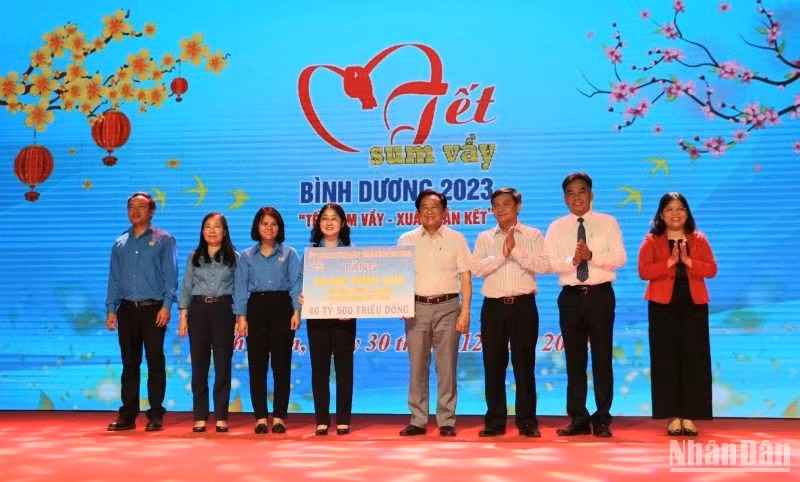Lãnh đạo tỉnh Bình Dương trao bảng hỗ trợ 46,5 tỷ đồng cho Liên đoàn Lao động tỉnh để trao tặng 46.500 suất quà cho công nhân lao động đặc biệt khó khăn.