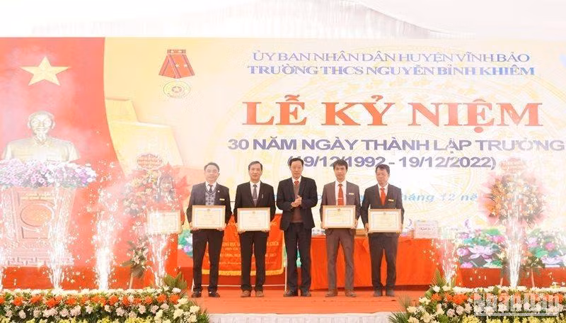 Đồng chí Phạm Quốc Hiệu - Phó Giám đốc Sở Giáo dục và Đào tạo Hải Phòng trao tặng Bằng khen của Bộ Giáo dục và Đào tạo.
