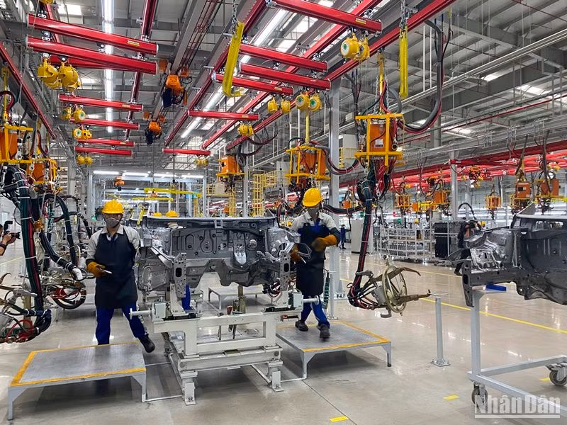 Dây chuyền sản xuất số 2 của Công ty cổ phần liên doanh ô-tô Hyundai Thành Công đã tạo nhiều việc làm cho người lao động.