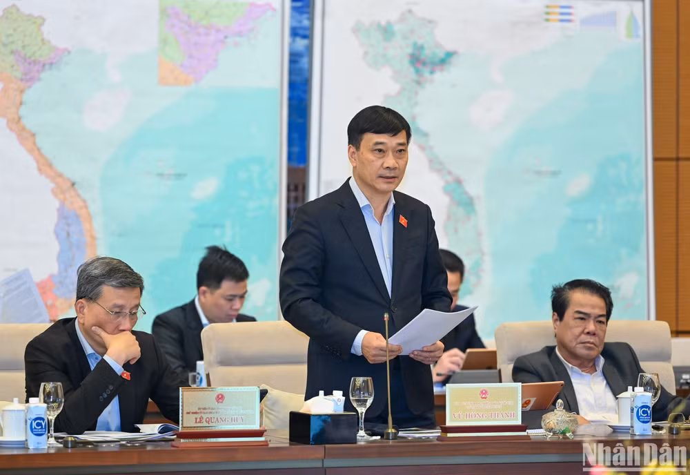Chủ nhiệm Ủy ban Kinh tế Vũ Hồng Thanh trình bày báo cáo thẩm tra tại phiên họp. (Ảnh Duy Linh)