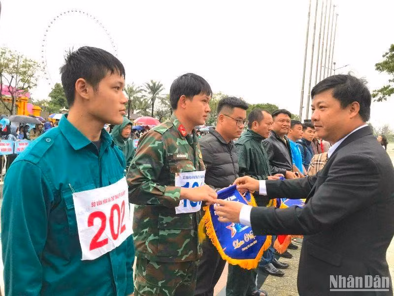 Ủy viên dự khuyết Trung ương Đảng, Phó Bí thư Thường trực Thành ủy, Chủ tịch HĐND thành phố Đà Nẵng Lương Nguyễn Minh Triết trao cờ lưu niệm cho các đơn vị tham gia giải.