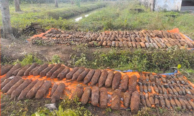 Bom đạn pháo sót lại sau chiến tranh được đơn vị tổ chức thu hồi trong dân.