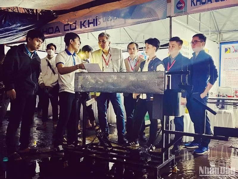 Ban tổ chức chấm giải cho các đề tài xuất sắc.