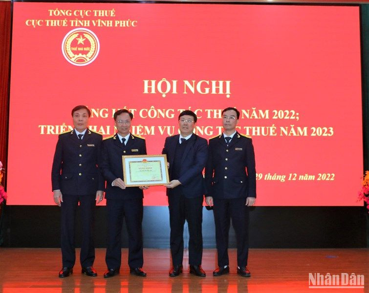 Chủ tịch UBND tỉnh Lê Duy Thành tặng bằng khen cho ngành Thuế Vĩnh Phúc có thành tích xuất sắc trong thu ngân sách Nhà nước năm 2022.