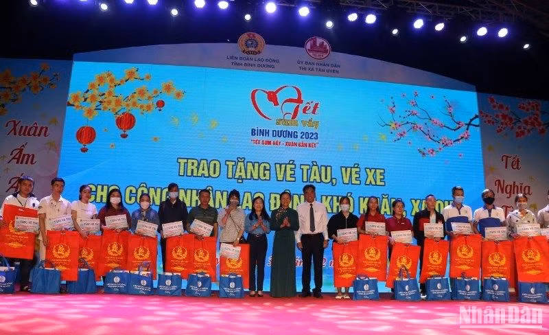 Lãnh đạo tỉnh Bình Dương và Liên đoàn Lao động tỉnh trao tặng quà và vé tàu, vé xe cho công nhân.