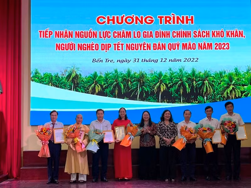 Lãnh đạo tỉnh tiếp nhận nguồn lực từ các nhà tài trợ chăm lo cho người nghèo trong dịp Tết.