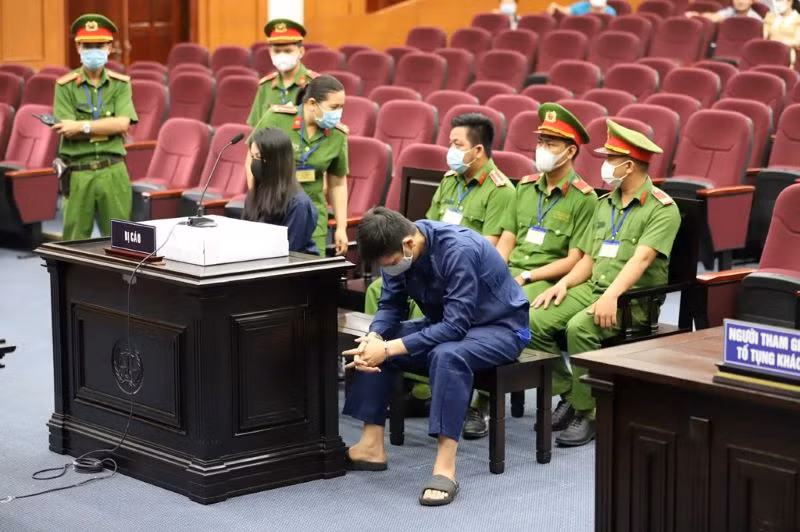 Bị cáo Nguyễn Kim Trung Thái cúi mặt tại phiên toà sáng 28/4.