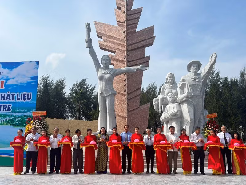 Lãnh đạo tỉnh Bến Tre cắt băng khánh thành công trình nâng cấp, chuyển chất liệu tượng đài Đồng Khởi Bến Tre. 