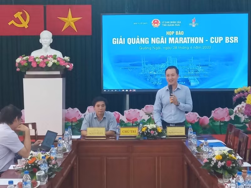 Lãnh đạo Công ty cổ phần lọc hóa dầu Bình Sơn giải đáp các câu hỏi của phóng viên tại cuộc họp báo. 