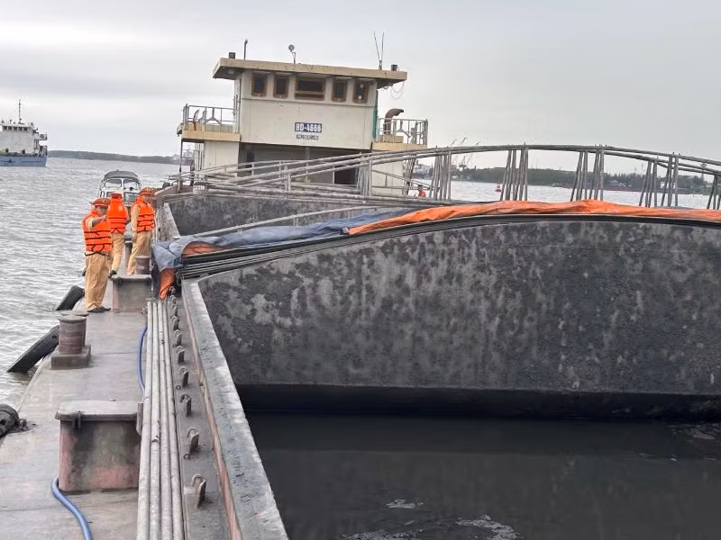 Thủy đoàn I, Cục Cảnh sát giao thông tiến hành kiểm tra tàu hàng chở 2.000 tấn than nhiệt thấp trái phép.