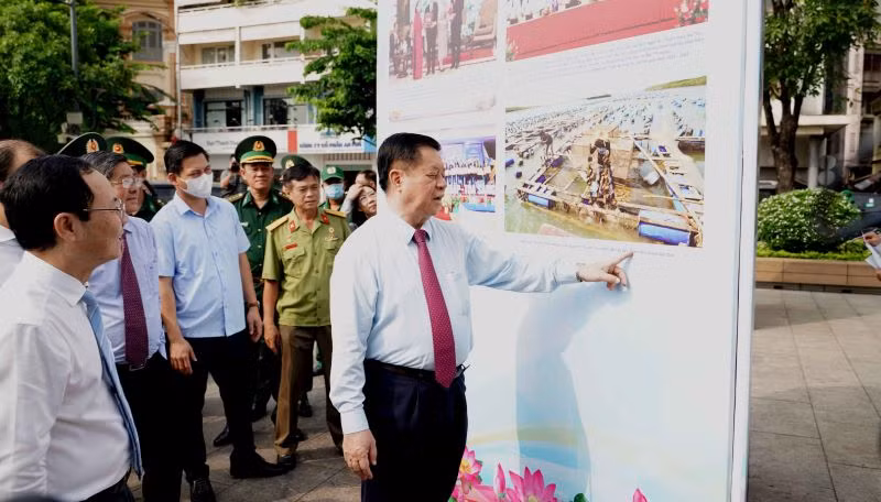 Đồng chí Nguyễn Trọng Nghĩa cùng lãnh đạo thành phố tham quan tại buổi khai mạc triển lãm ảnh trên phố đi bộ Nguyễn Huệ (từ đường Ngô Đức Kế đến đường Tôn Đức Thắng, quận 1, Thành phố Hồ Chí Minh).