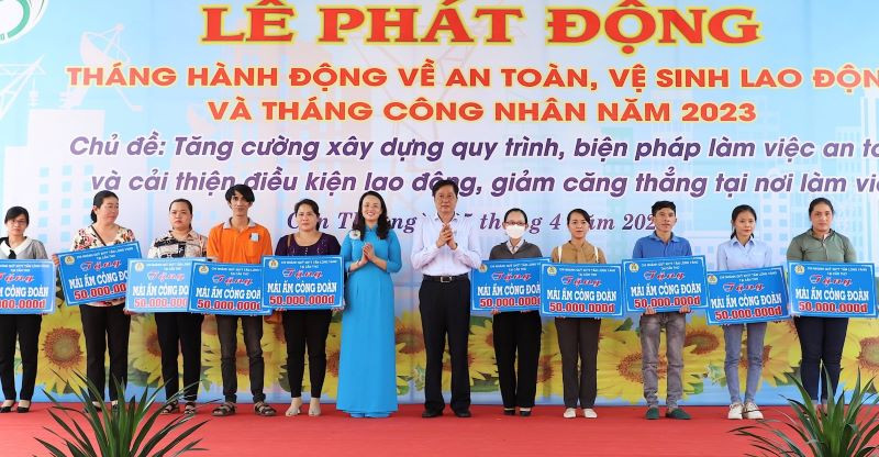Lãnh đạo thành phố Cần Thơ trao “mái ấm Công đoàn” cho công nhân khó khăn về nhà ở.